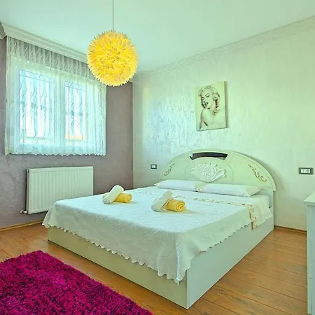 Apartment 1 Bedroomawesome In *