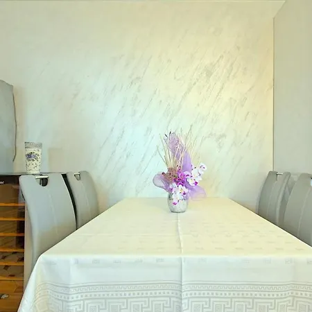 1 Bedroomawesome In Apartment *